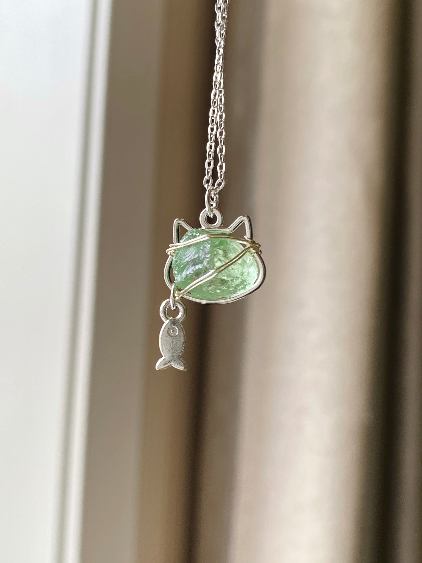 海のきらめき アクアマリン原石×猫と魚のワイヤーアートネックレス|ハンドメイドギフト