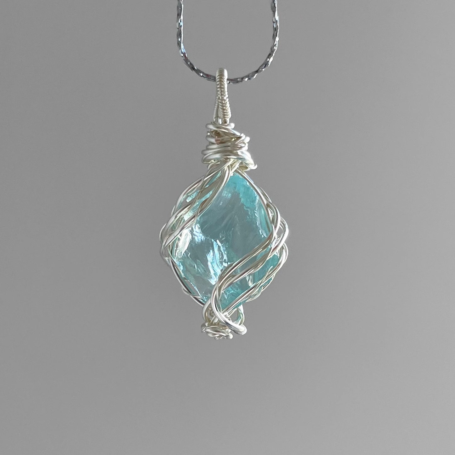 仙本那ブルーガラス原石ネックレス|手作りワイヤー×チタン合金