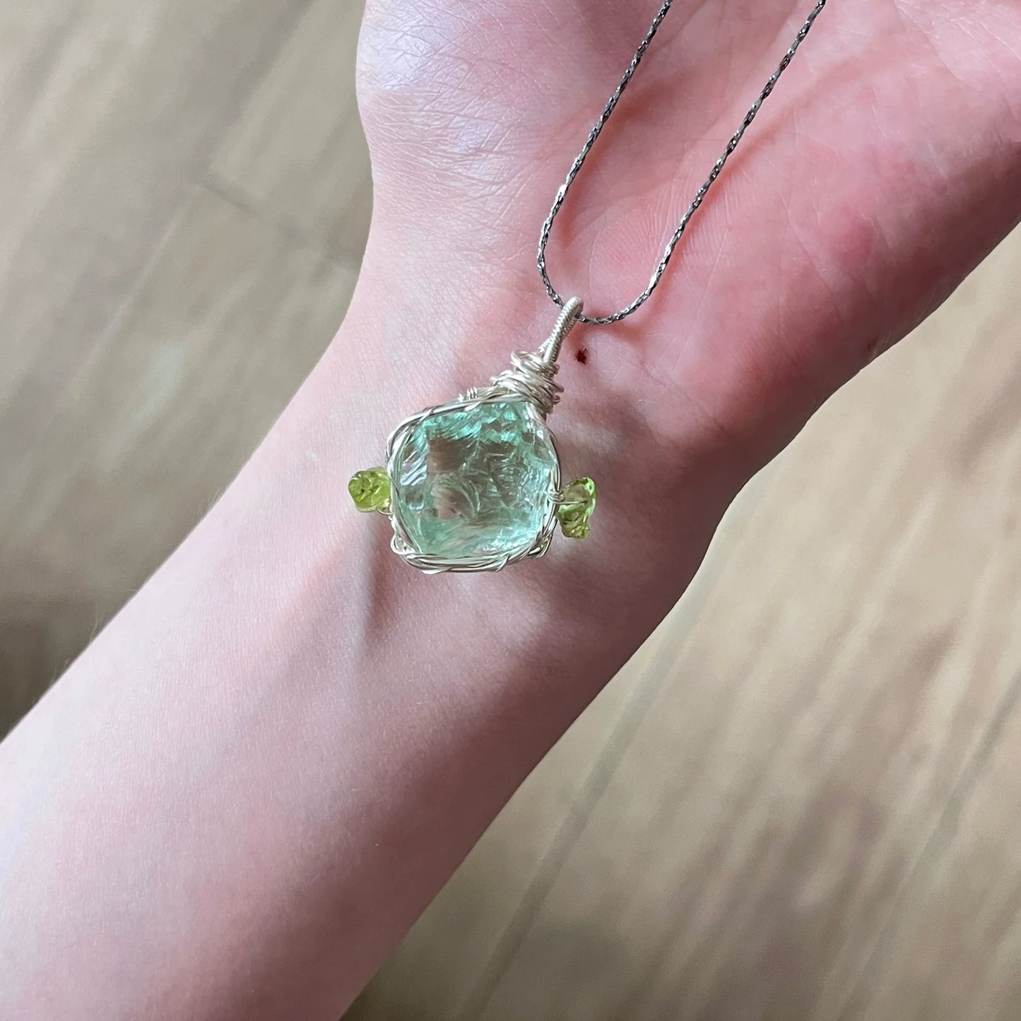 春色きらめく原石ワイヤーネックレス − 手作り一点もの
