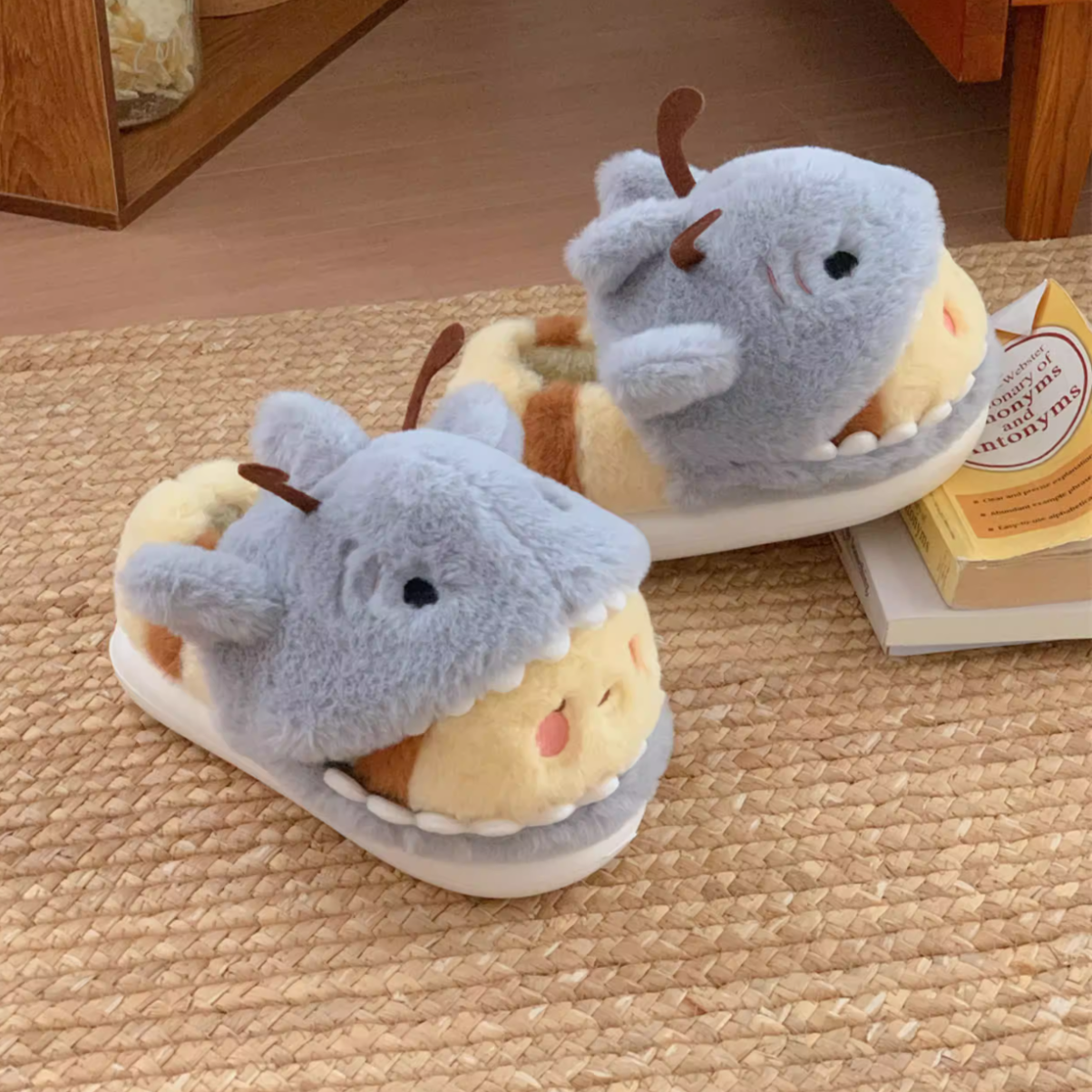 サメハチウシしんちゃん激かわあったかルームシューズふわもこスリッパ