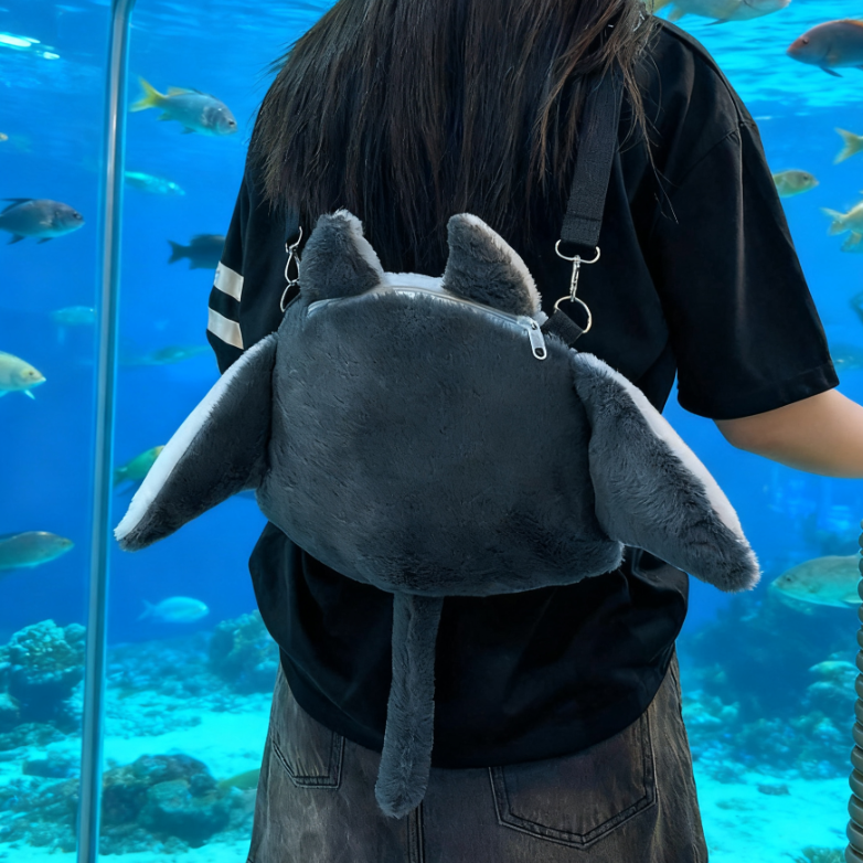 水族館デートにぴったり！ふわもこ癒し系「エイぬいぐるみバッグ」が話題♡