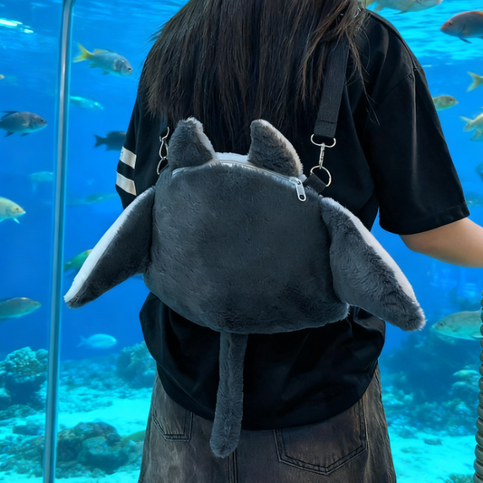 水族館デートにぴったり！ふわもこ癒し系「エイぬいぐるみバッグ」が話題♡