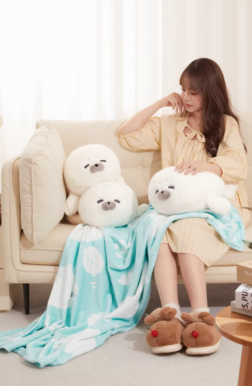 オフィスにアザラシ幼稚園を？働く女性へ贈る、癒やし度100%の「3wayアザラシブランケット」ギフト特集