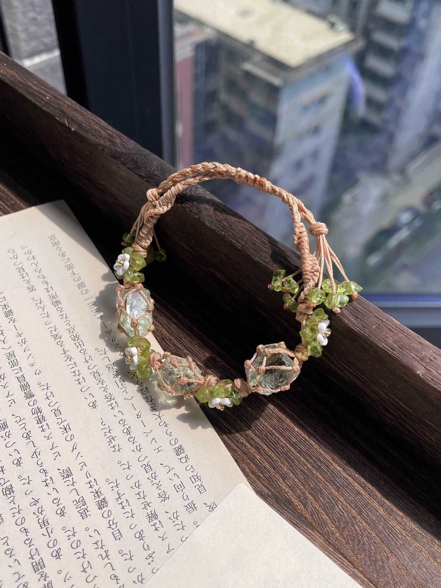 ミントフォレスト風マクラメブレスレット｜天然オリーブ石×水晶 手作り