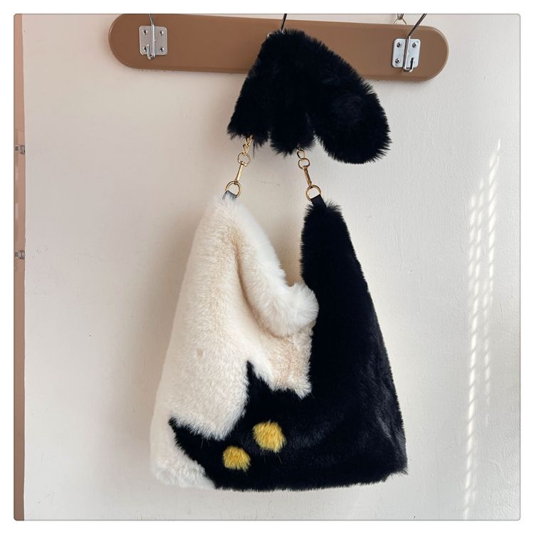 Heart Cat Fur Shoulder Bag | A fluffy bag that stands out in autumn and winter