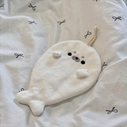 掛けるだけで癒やし! ころころアザラシの吸水タオル