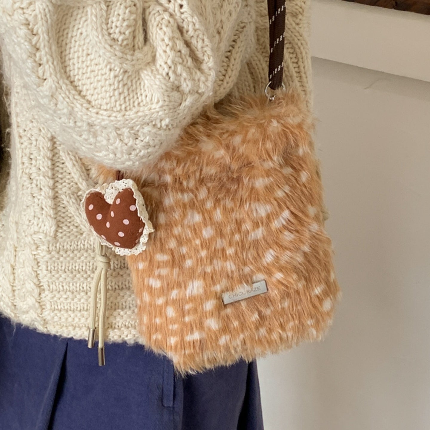 Cute and fluffy smartphone shoulder bag