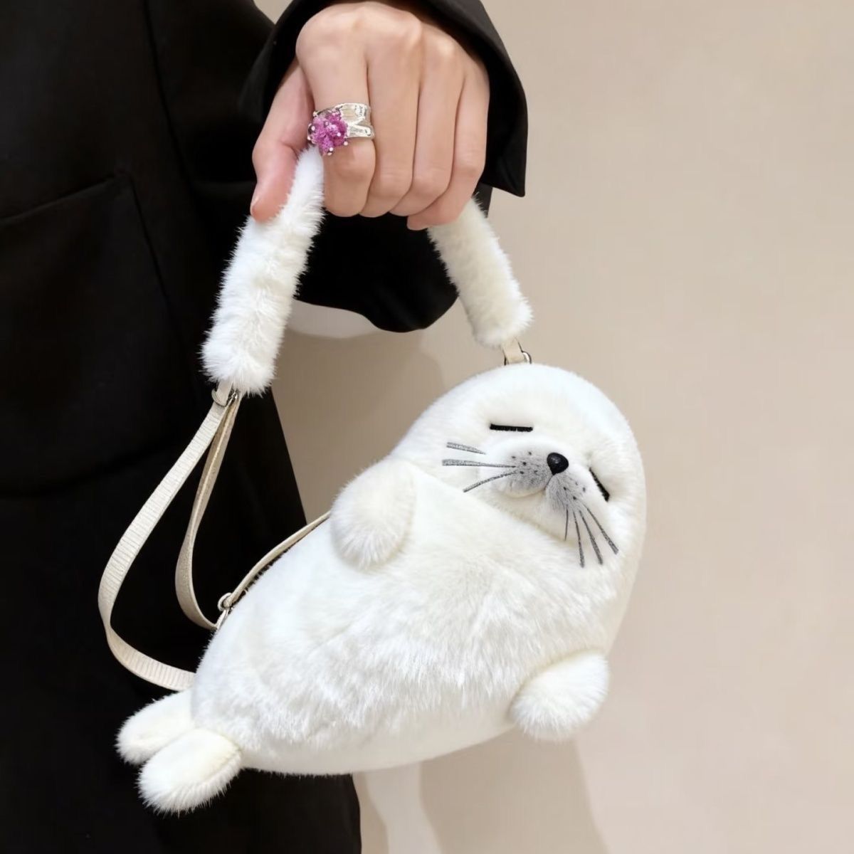 アザラシぬいぐるみバッグ｜ふわもこ小動物デザイン