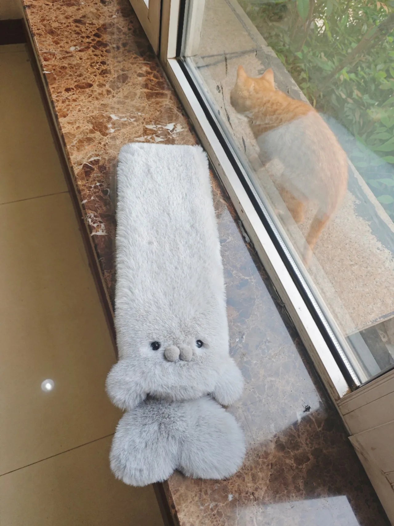 冬のコーデを彩るアザラシが可愛いもこもこボリュームマフラー