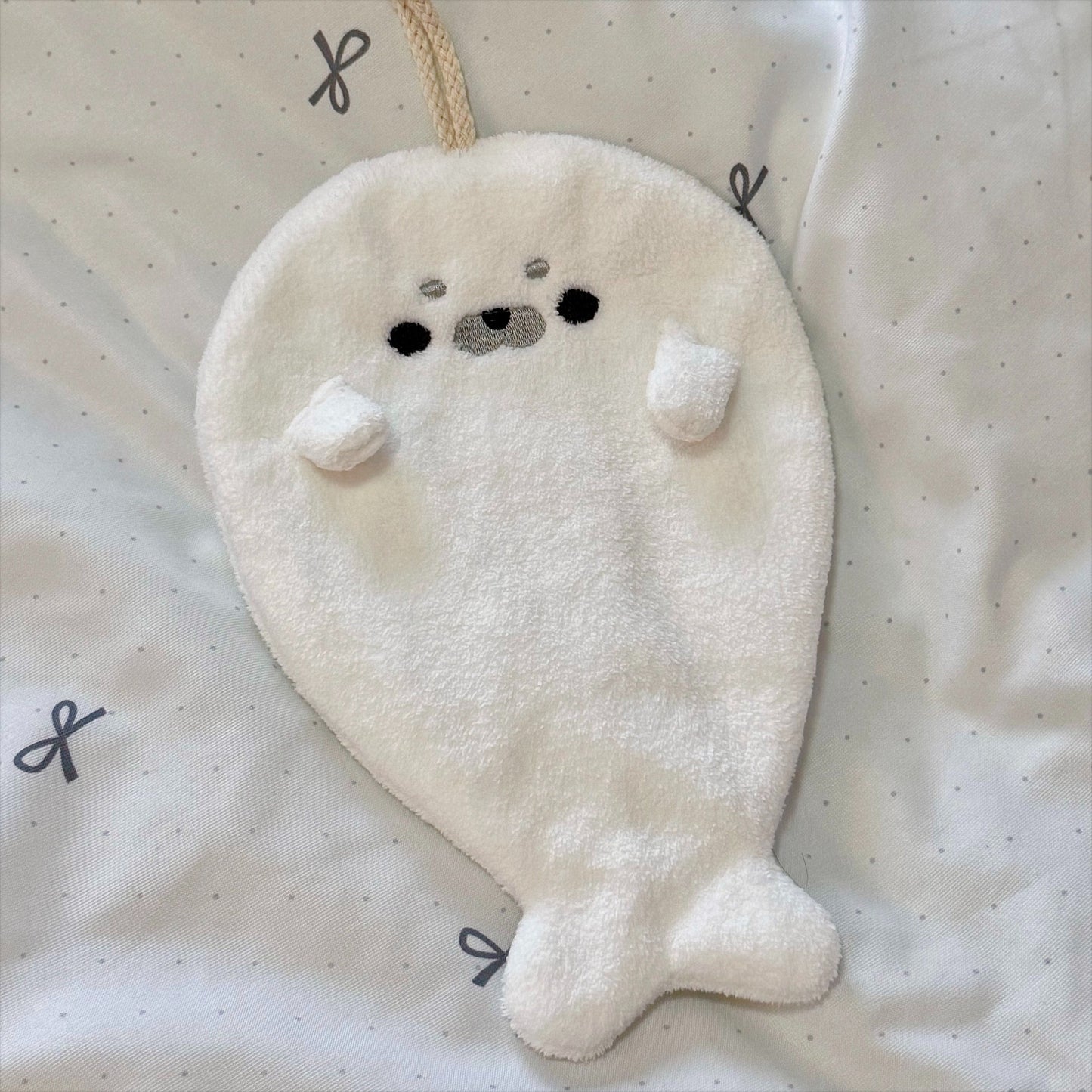 掛けるだけで癒やし! ころころアザラシの吸水タオル