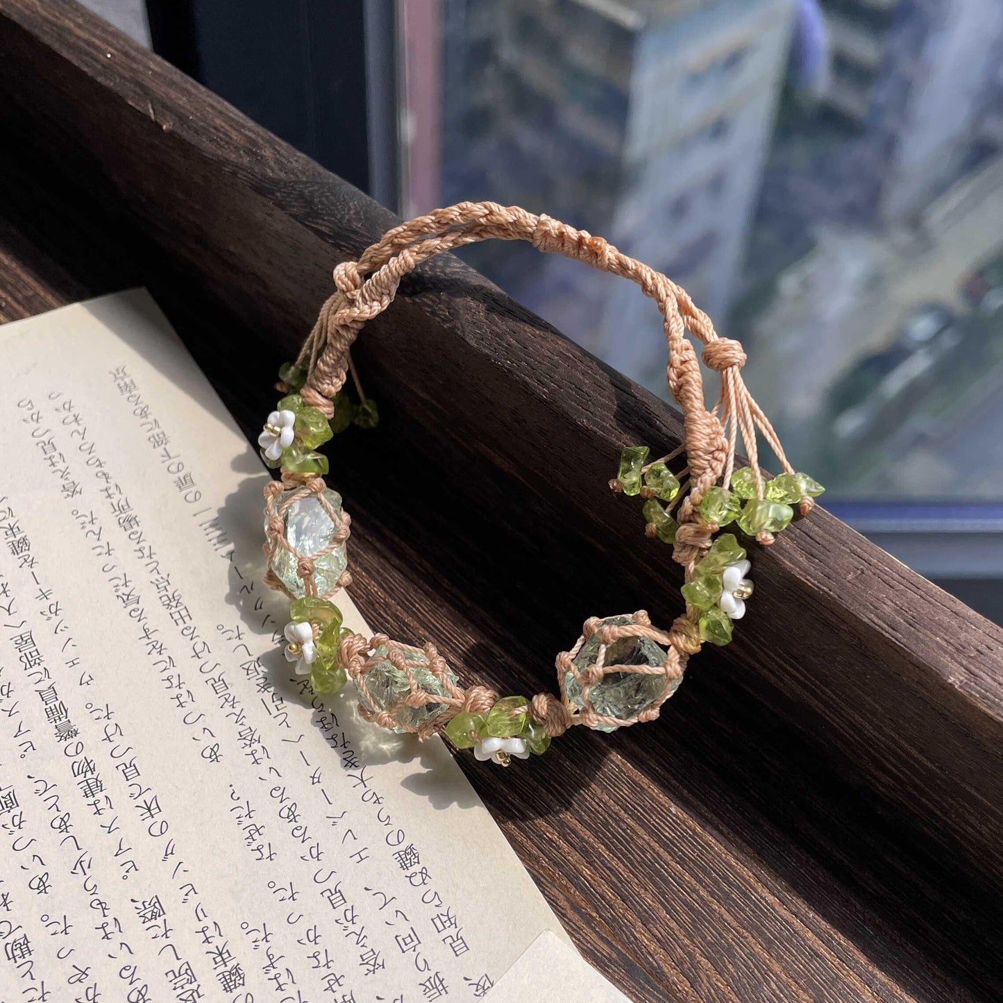 ミントフォレスト風マクラメブレスレット｜天然オリーブ石×水晶 手作り