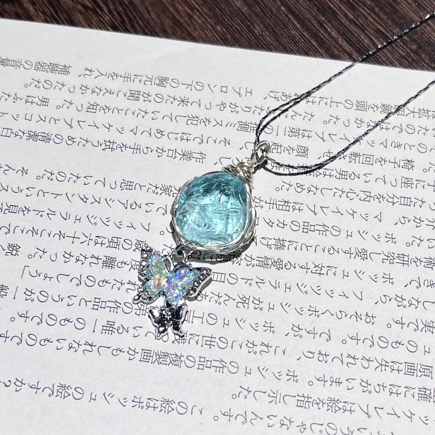 仙本那ブルーガラス原石ネックレス｜手作りワイヤー×チタン合金