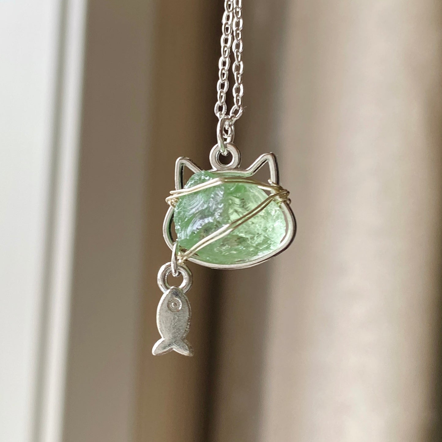 海のきらめき アクアマリン原石×猫と魚のワイヤーアートネックレス｜ハンドメイドギフト