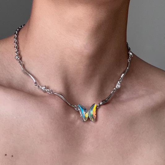 美しく輝くグラデーション蝶のネックレス