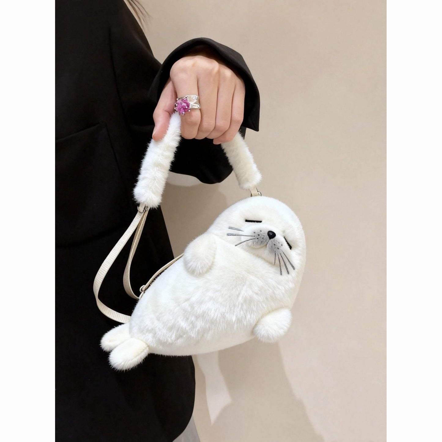 アザラシぬいぐるみバッグ｜ふわもこ小動物デザイン