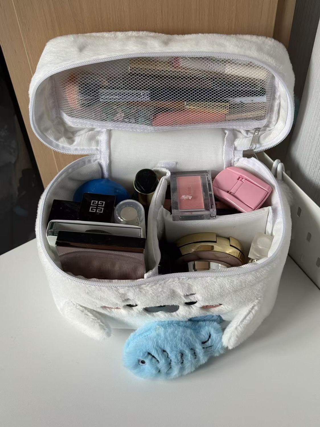 もっちりアザラシの多機能ポーチ｜お出かけに便利な仕切り付き化粧ポーチ