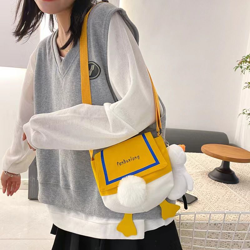 Duck canvas shoulder bag | A refreshing and cute bag for going out