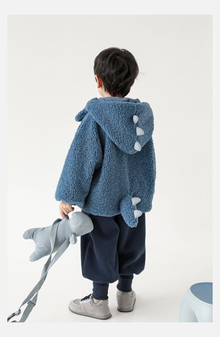 恐竜に変身！立体的な背びれが可愛い子供用ボアジャケット