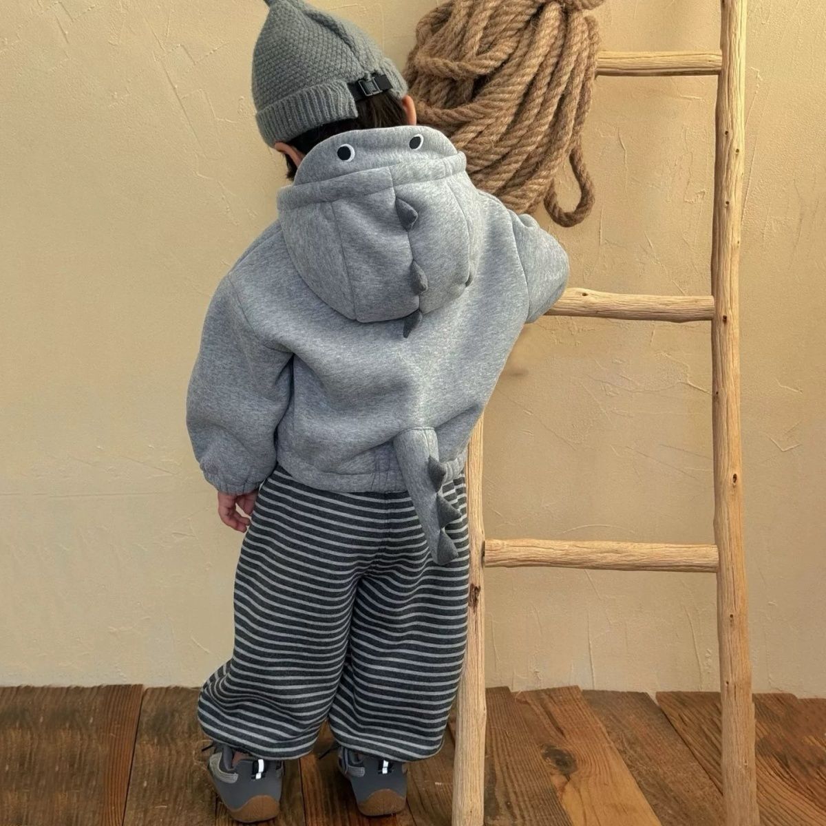 後ろ姿にキュン！恐竜のしっぽ付き男の子用厚手パーカー