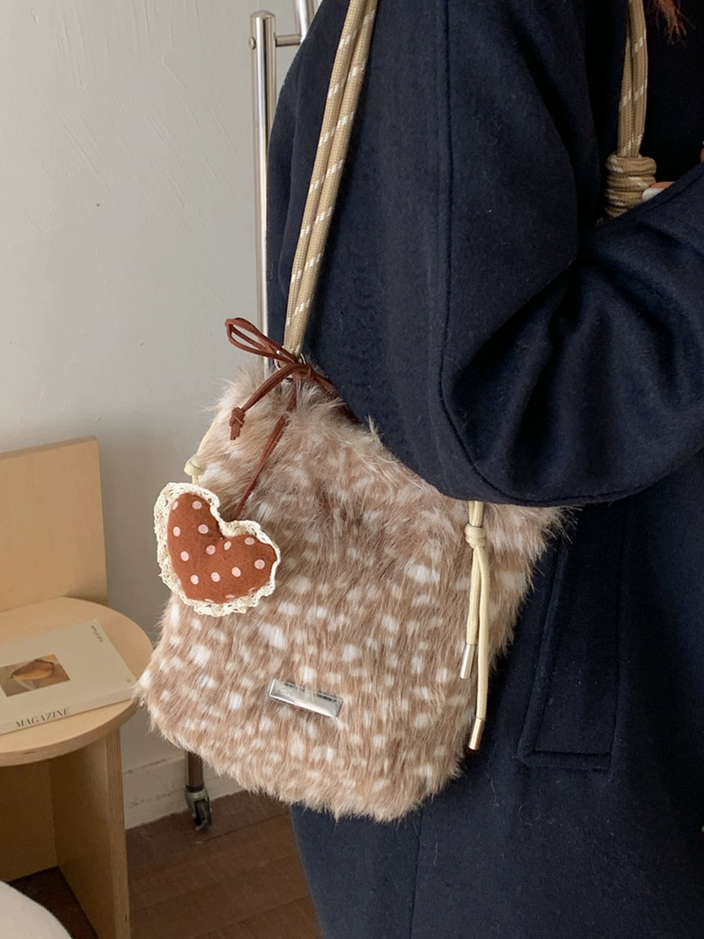 Cute and fluffy smartphone shoulder bag