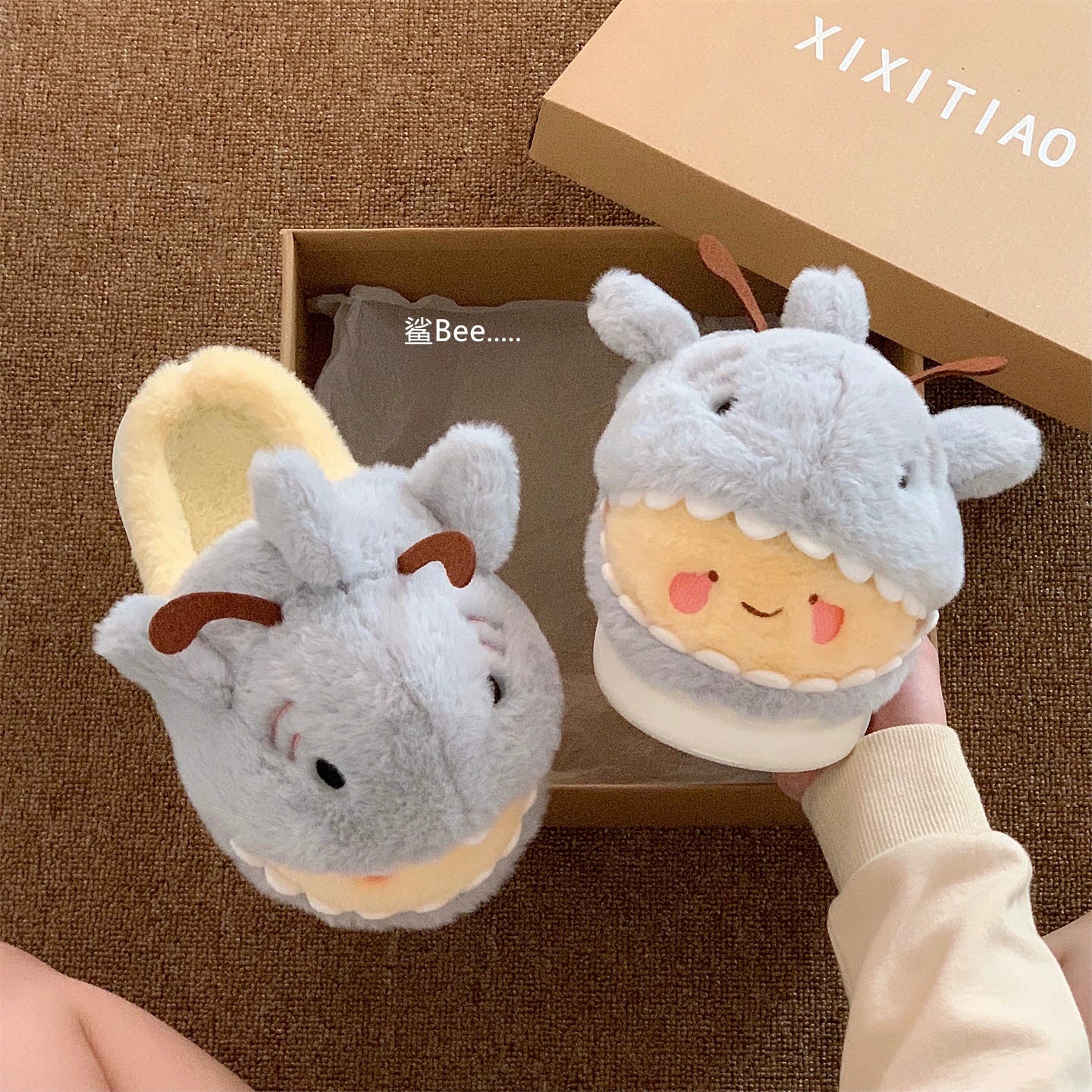 サメハチウシしんちゃん激かわあったかルームシューズふわもこスリッパ