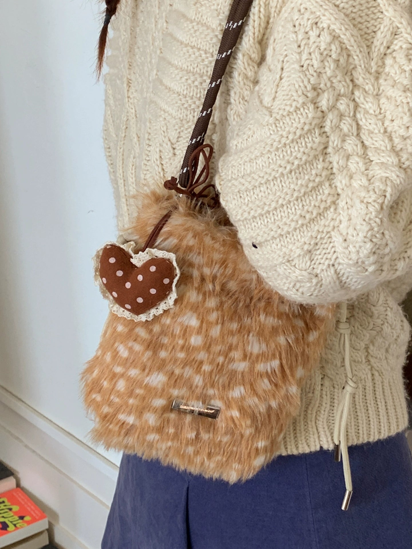Cute and fluffy smartphone shoulder bag