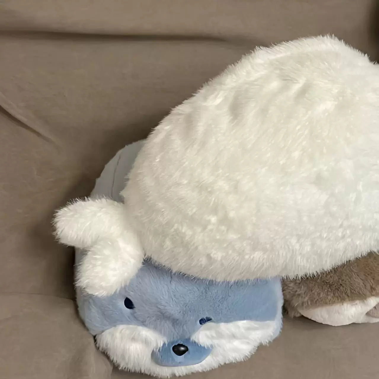 【おやすみタイムの相棒】もっちりアザラシ抱き枕｜究極の癒やしを届ける海獺ぬいぐるみ