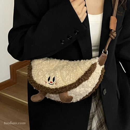 Fluffy Gyoza Bag | A popular shoulder bag with a unique design