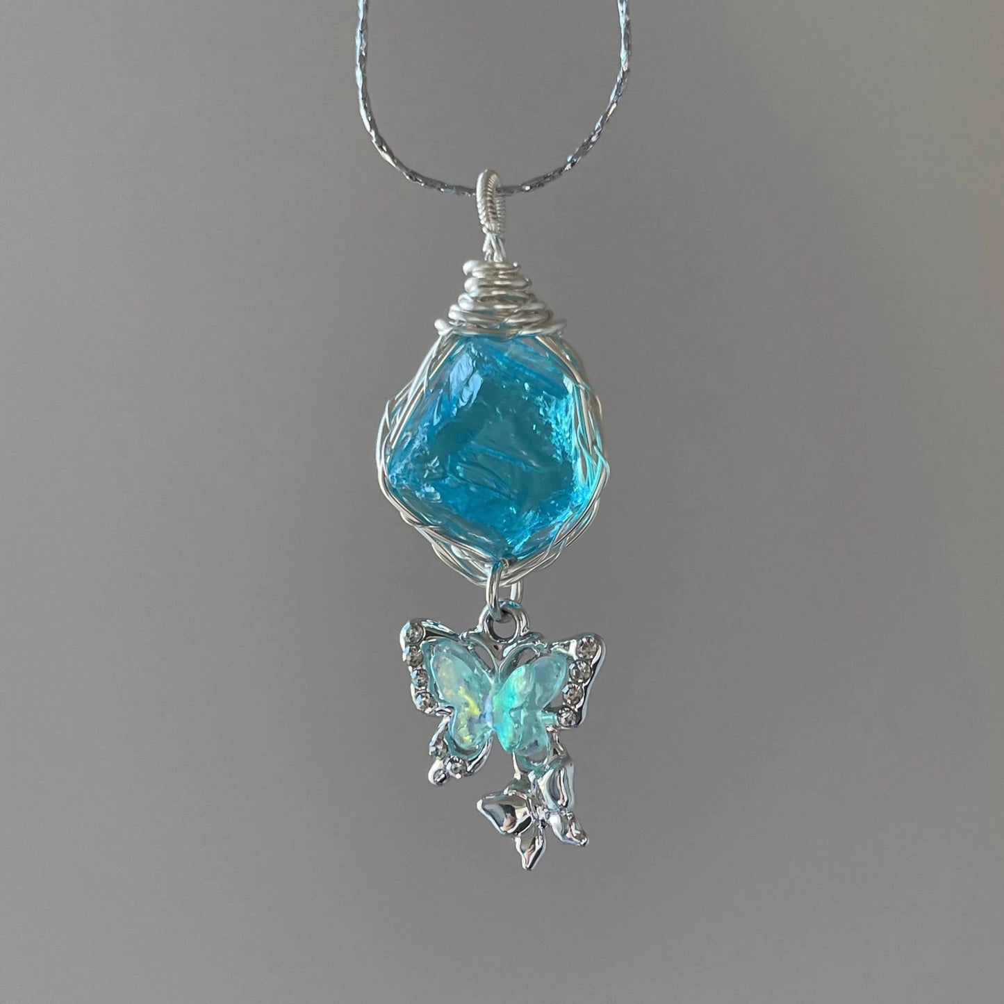 海のきらめき｜アクアマリン×蝶の天然石ネックレス（ワイヤーアート・ハンドメイド）
