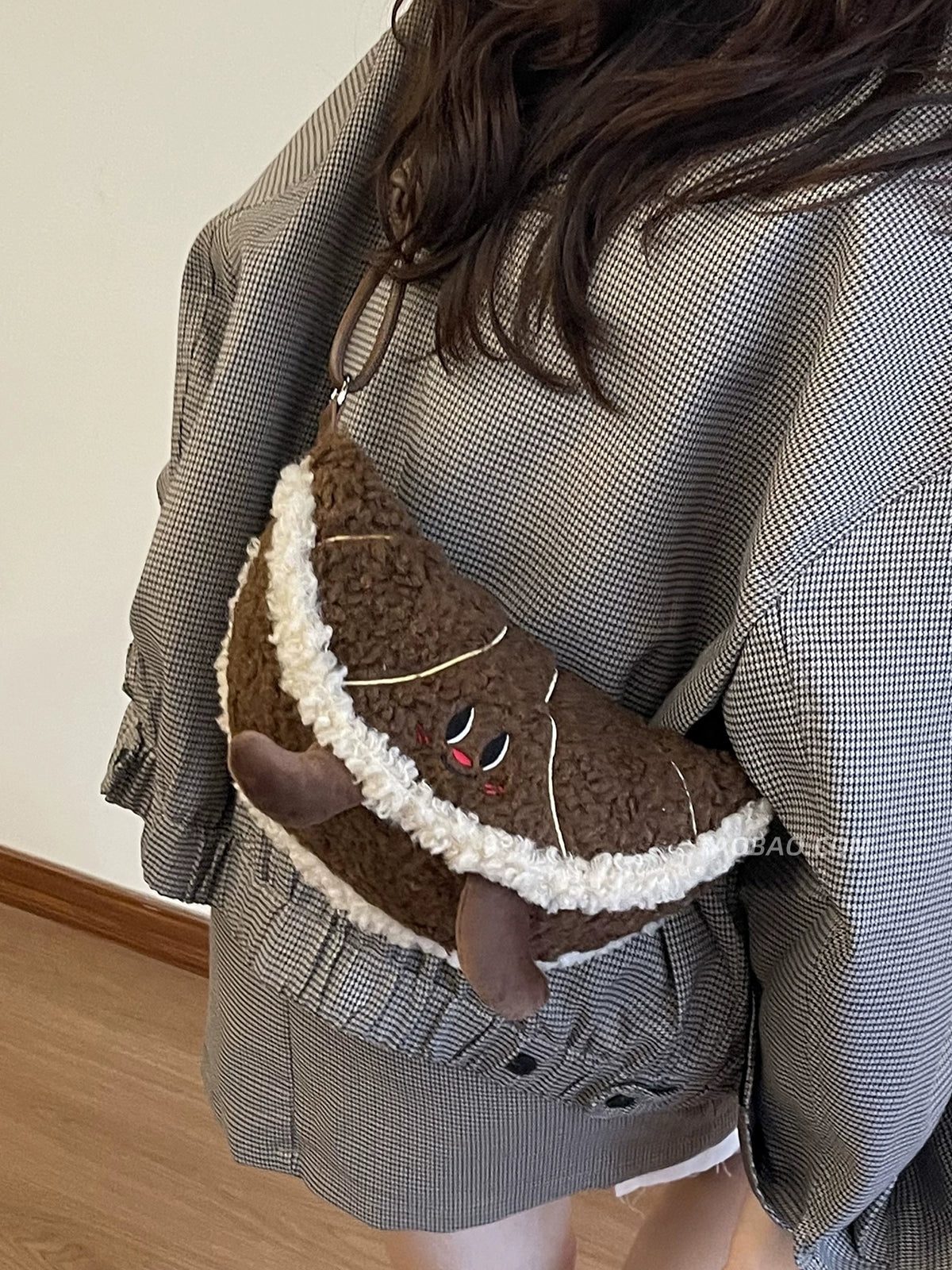 Fluffy Gyoza Bag | A popular shoulder bag with a unique design