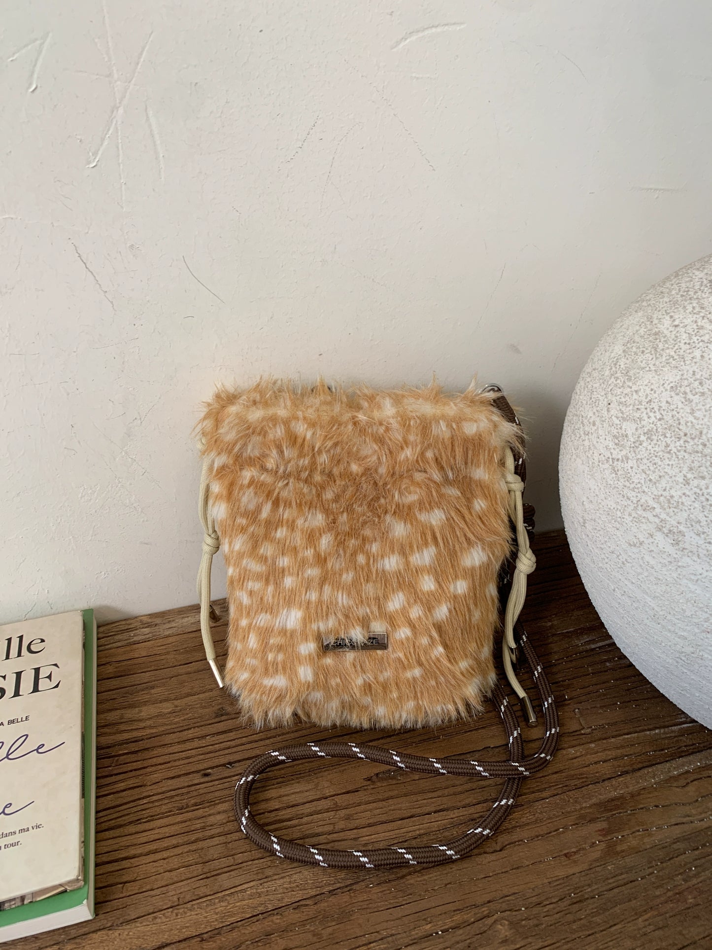 Cute and fluffy smartphone shoulder bag