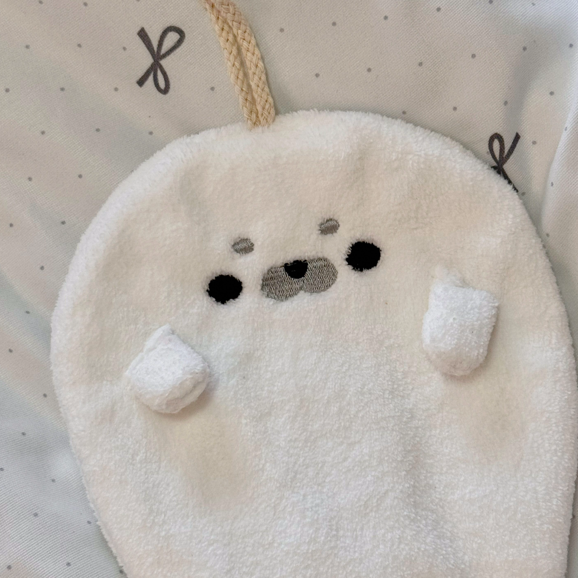 掛けるだけで癒やし! ころころアザラシの吸水タオル