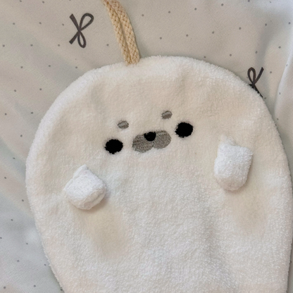 掛けるだけで癒やし! ころころアザラシの吸水タオル
