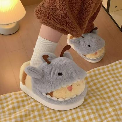 サメハチウシしんちゃん激かわあったかルームシューズふわもこスリッパ
