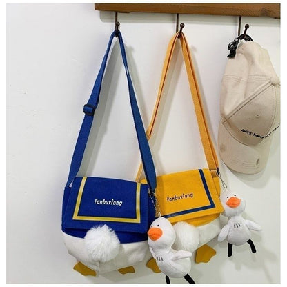 Duck canvas shoulder bag | A refreshing and cute bag for going out