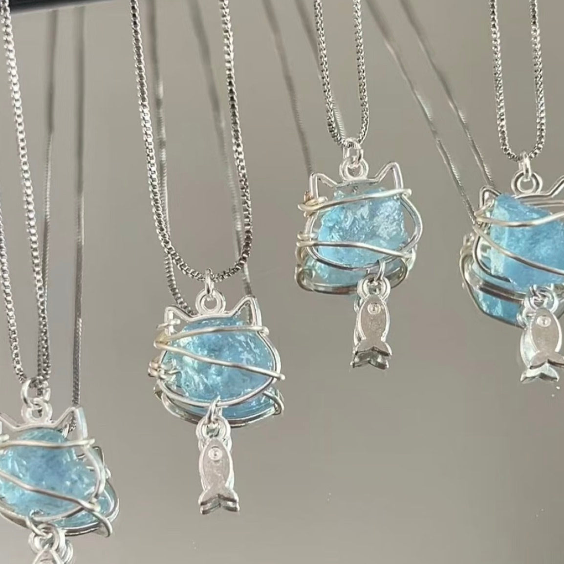 海のきらめき アクアマリン原石×猫と魚のワイヤーアートネックレス｜ハンドメイドギフト