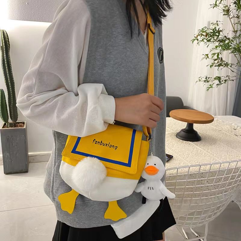 Duck canvas shoulder bag | A refreshing and cute bag for going out