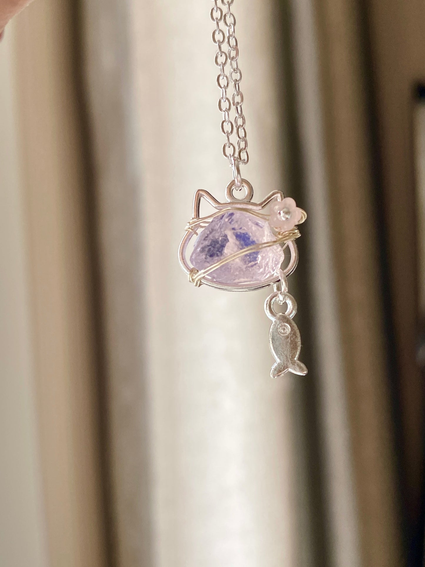 海のきらめき アクアマリン原石×猫と魚のワイヤーアートネックレス｜ハンドメイドギフト