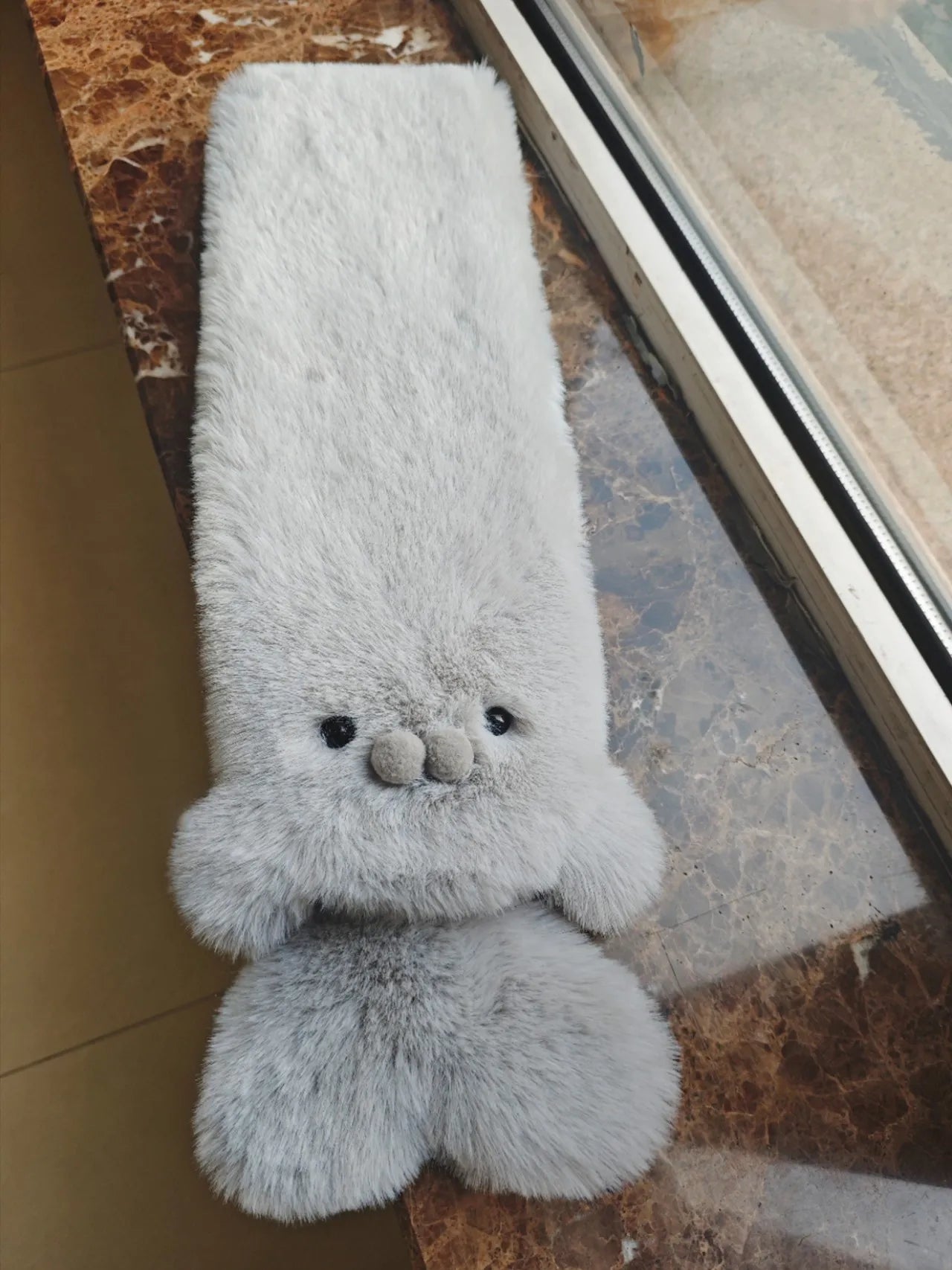 冬のコーデを彩るアザラシが可愛いもこもこボリュームマフラー