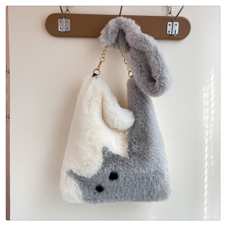Heart Cat Fur Shoulder Bag | A fluffy bag that stands out in autumn and winter