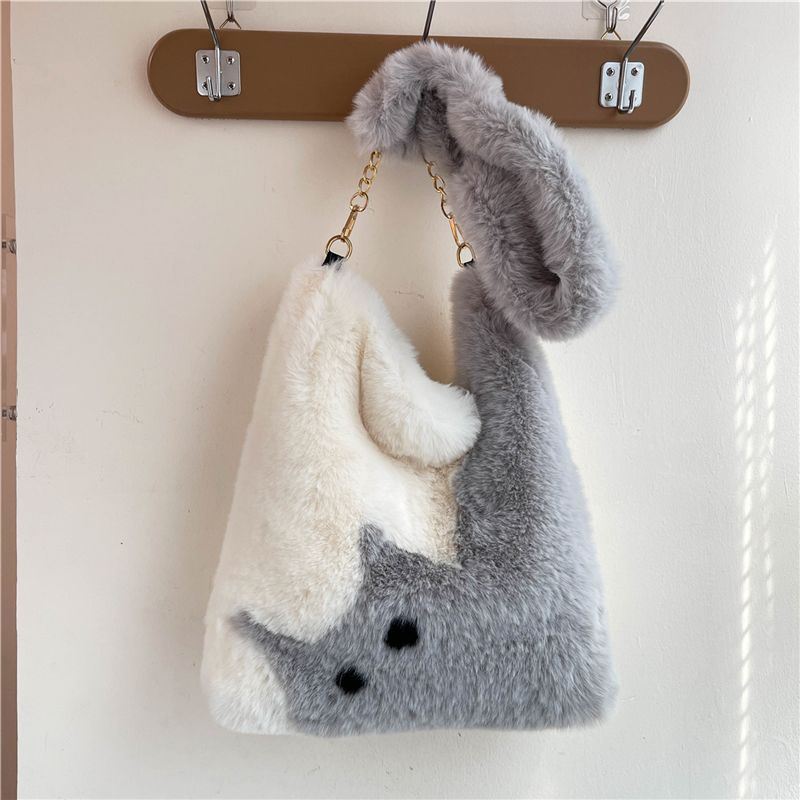 Heart Cat Fur Shoulder Bag | A fluffy bag that stands out in autumn and winter