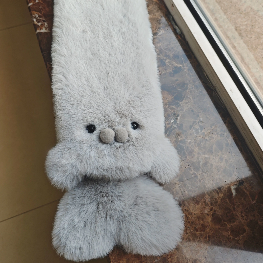 冬のコーデを彩るアザラシが可愛いもこもこボリュームマフラー