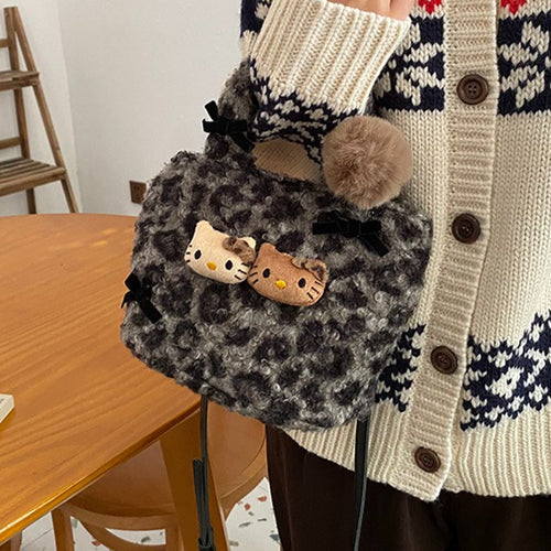 Fluffy leopard print bag | A popular design that stands out in winter