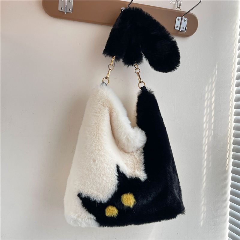 Heart Cat Fur Shoulder Bag | A fluffy bag that stands out in autumn and winter
