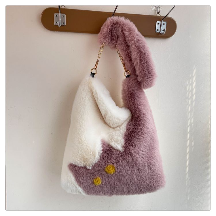 Heart Cat Fur Shoulder Bag | A fluffy bag that stands out in autumn and winter
