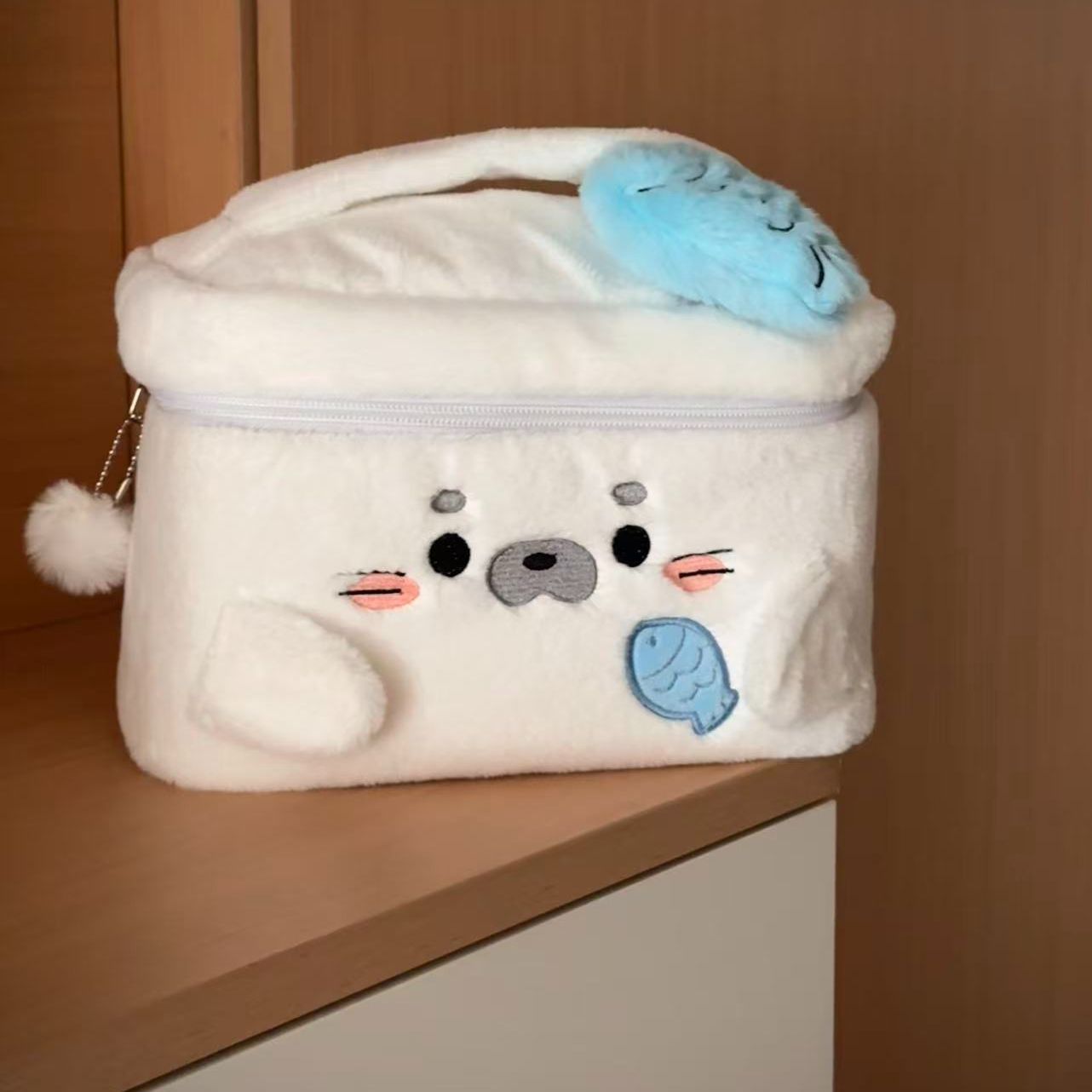 もっちりアザラシの多機能ポーチ｜お出かけに便利な仕切り付き化粧ポーチ