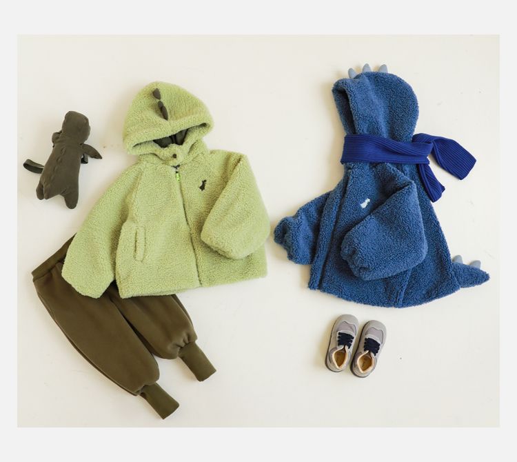 恐竜に変身！立体的な背びれが可愛い子供用ボアジャケット